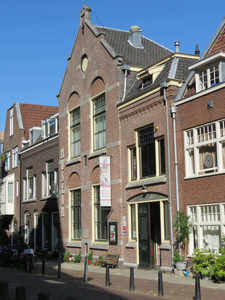 844349 Gezicht op de voorgevel van het Nederlands Volksbuurtmuseum (Waterstraat 27-29) te Utrecht.